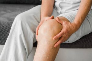 Persona con artrosis de rodilla