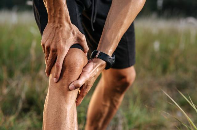 Deportista con dolor en la rodilla antes del tratamiento de la tendinitis rotuliana