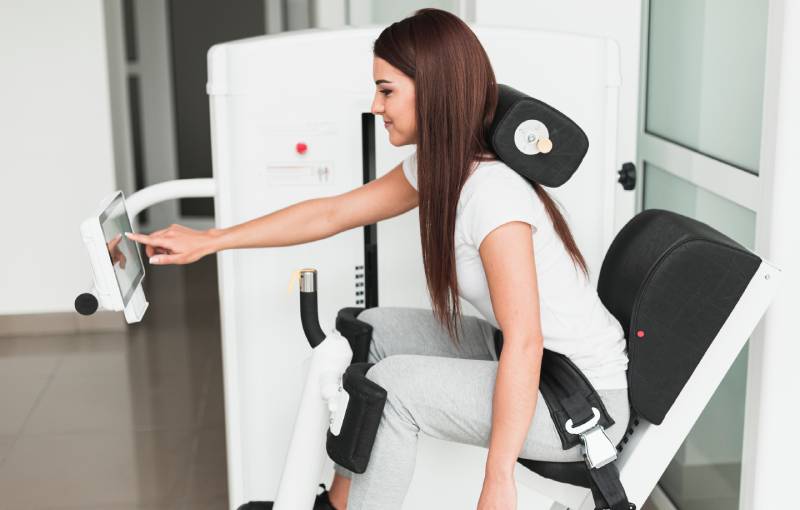 Paciente utilizando una máquina de ejercicio terapéutico.