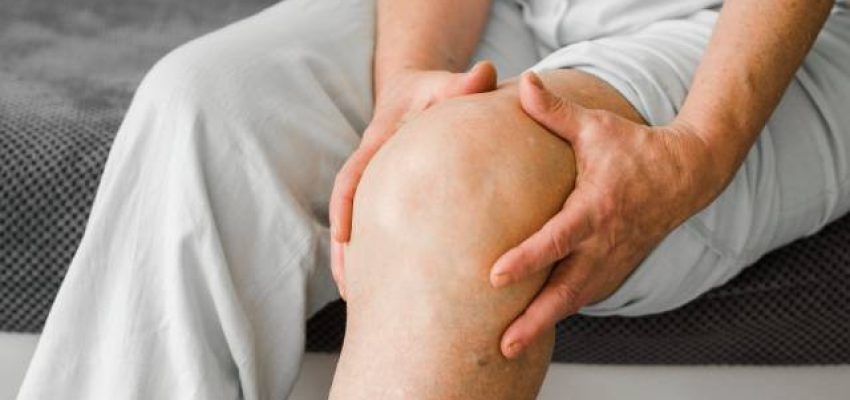 Persona con artrosis de rodilla